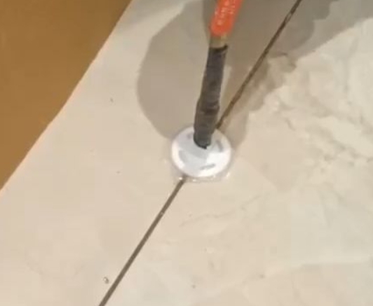 纳雍瓷砖空鼓维修公司专业解答瓷砖在铺贴过程中，如果没有涂抹均匀到位的粘结材料（如水泥砂浆或瓷砖胶），可能会导致以下问题