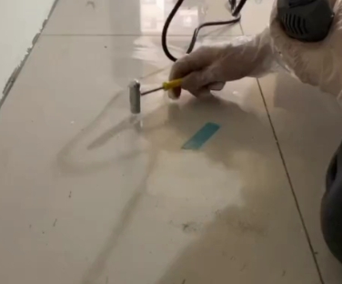 纳雍瓷砖开裂维修公司专业分享瓷砖在铺贴前如果没有沥干水分，将会导致以下问题